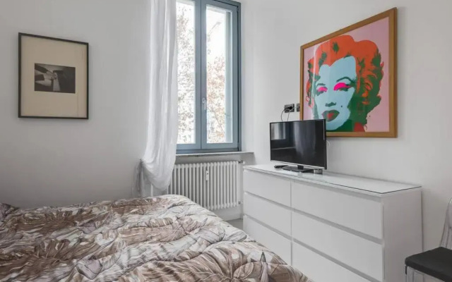 Easylife - L abbraccio dell affascinante P Romana