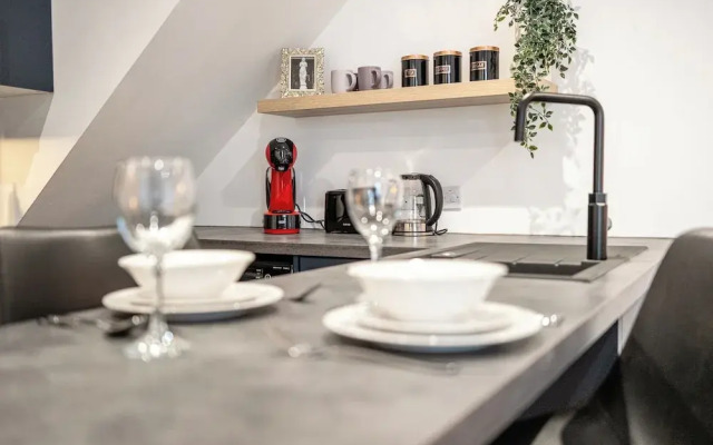 Gorgeous 1 BD in Central Cheltenham