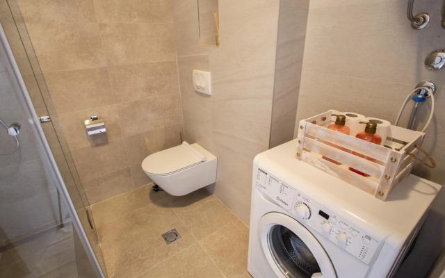 LINA - PG, Riverside Apartment