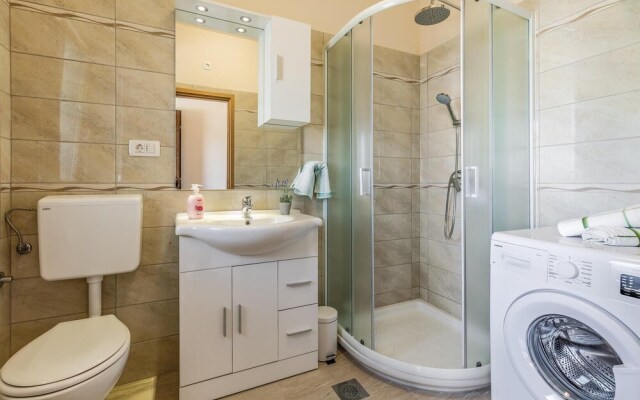 Beautiful Apartment in Liznjan With Wifi and 2 Bedrooms