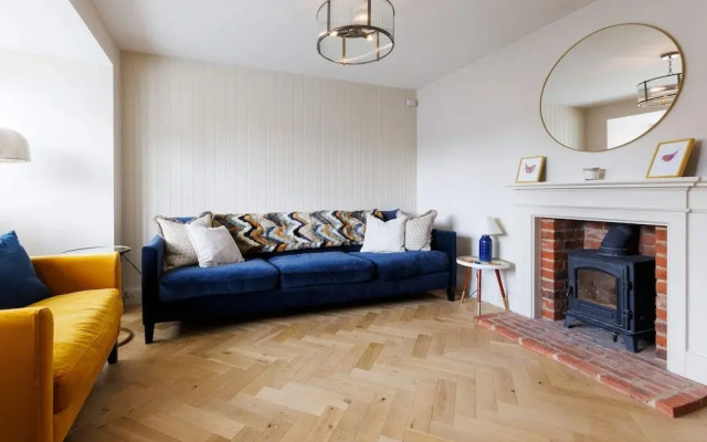Chic 4-bed Coastal Retreat in Heart of Bosham