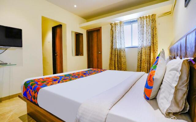 Townhouse OAK Hotel Chaitanya Executive