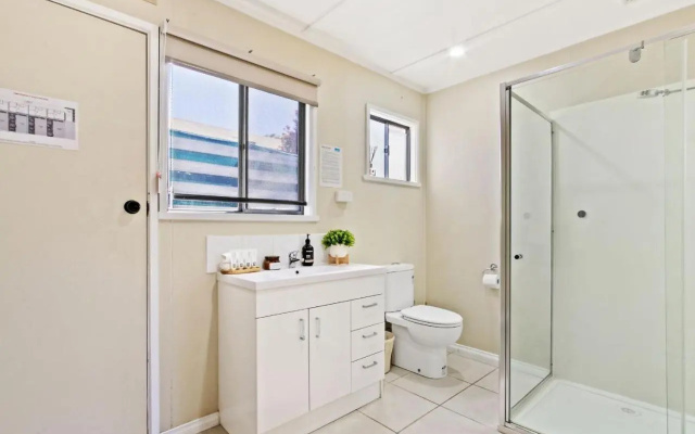 Metung Akora 2Bdrm Apartment 1 - Pets & Boats welcome! Close to Town, Free Wifi & Netflix – Bathroom – Metung