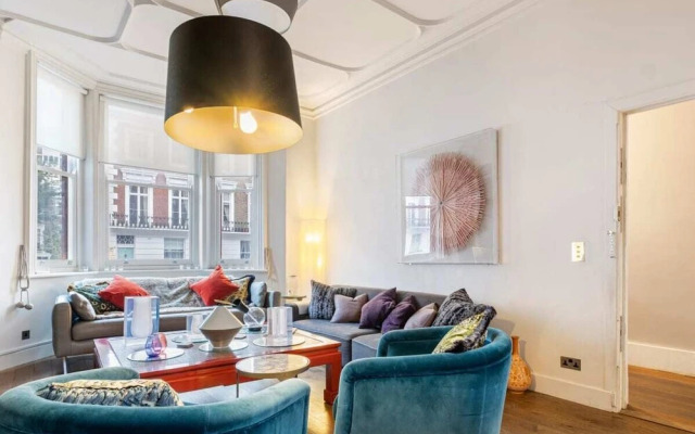 Spacious Designer 2 Bedroom Maisonette With Garden in Chelsea, London