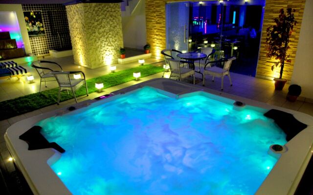 Hotel The Pearl - Newly Renovated in City Centre