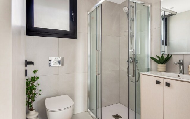 Sanders Only - Adorable 2-bdr Apt With Balcony