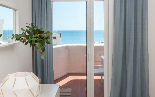 Modern ocean view apt 2 min walk to beach