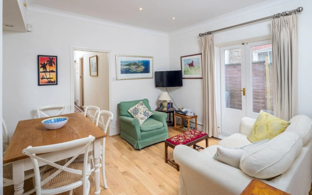 JOIVY Homely 2 Bed Riverside Flat with Patio in Hammersmith