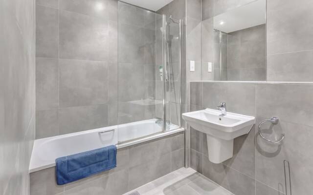Central 1-bed Apartment in Slough Sleeps 3!