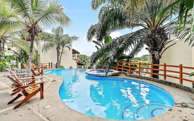 Colorful, Classy, Modern Split-level Near Beach With Pool