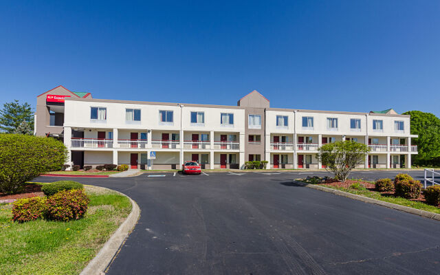 Econo Lodge Inn and Suites