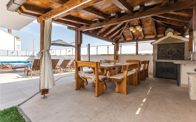 Beautiful Home in Stobrec With Jacuzzi, Wifi and 8 Bedrooms