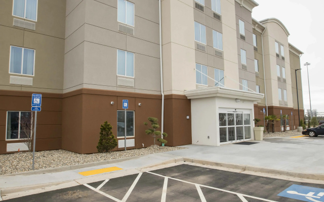 Magnolia Bay Hotel & Suites