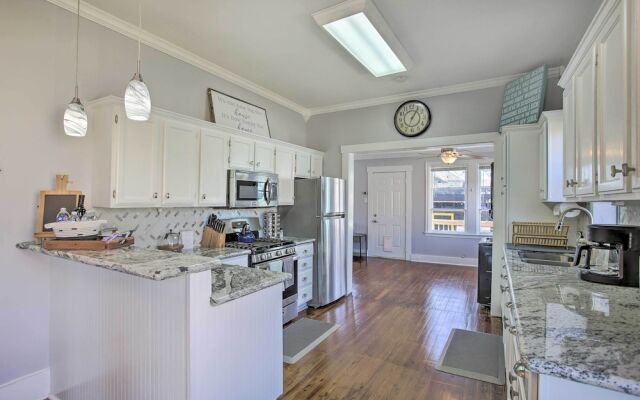 < 2 Mi to Pleasure Pier: Cozy Beach Bungalow