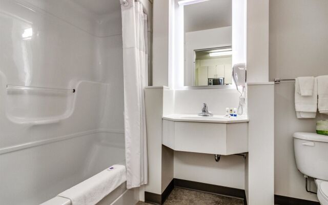 Motel 6 Saskatoon, SK
