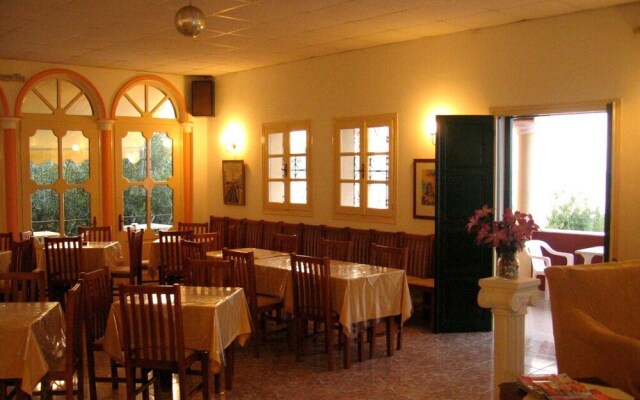 Apraos Bay Hotel In Kalamaki Beach