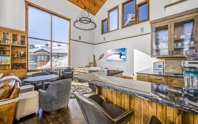 Inuksuk Lodge 4800 sq ft of Excellence