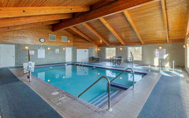 Comfort Inn & Suites Jackson - West Bend