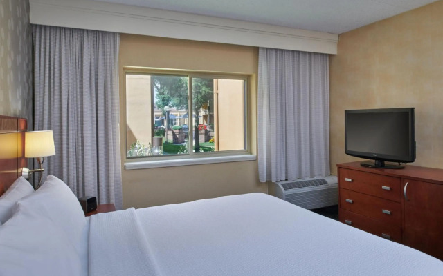 Courtyard by Marriott Detroit Dearborn