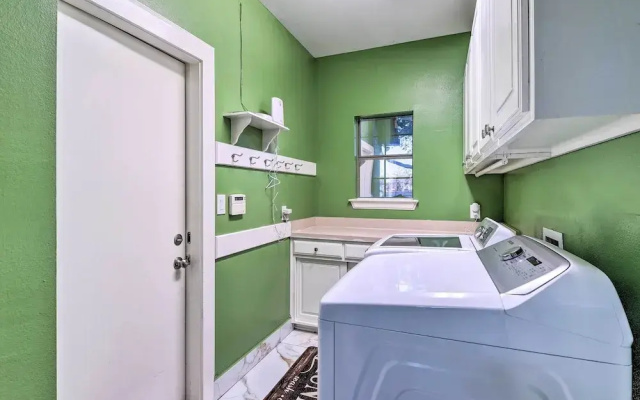Private Pool: Spacious & Vibrant Argyle Villa!