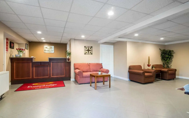 Econo Lodge Inn & Suites