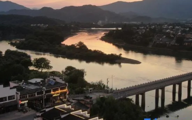 Yulong Lakeside · Xiaoyin Jiangshe · Swimming Pool Homestay (Taohua Tan Scenic Area) — 2-star hotel in Xuancheng