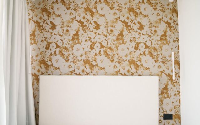 Welcomely - Deluxe Room - Charles Aznavour