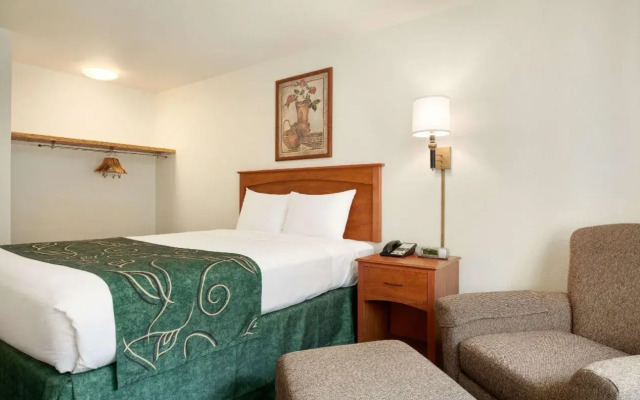 Travelodge by Wyndham Dunsmuir