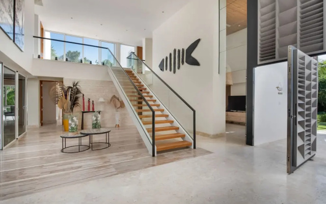 Modern Luxury 6 BR Tropical Retreat With Pool