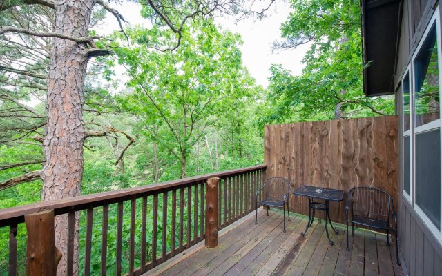 Eureka Springs Treehouses, Hobbit Caves & Castles