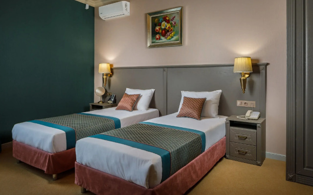 Mini-Hotel Biography