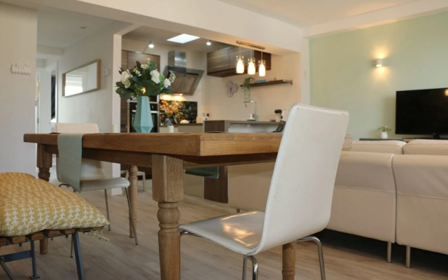 Stunning Clifton Flat in Amazing Central Location