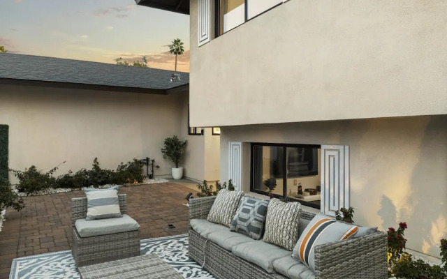 Valley View Chic Home w Backyard Oasis