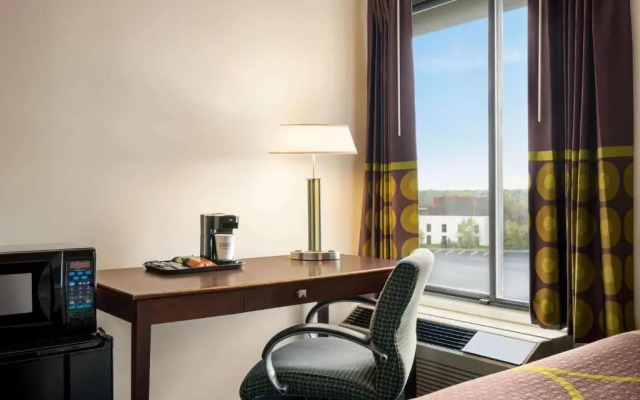 Super 8 Liverpool/ Syracuse Area