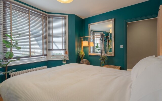 Modern 2 Bedroom Garden Apartment in West Hampstead