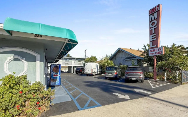 Super 7 Motel