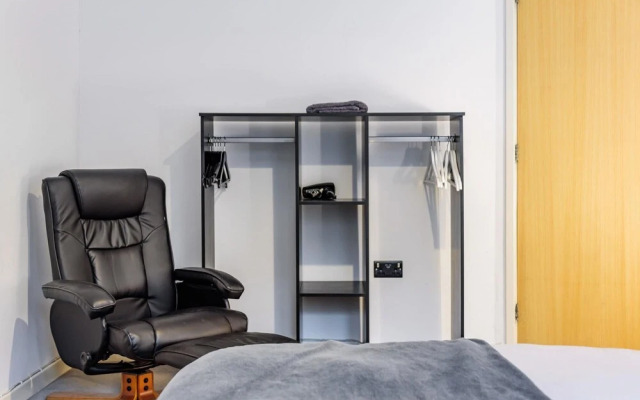 Stylish 2 Bedroom Apartment Central Exeter Parking on Site
