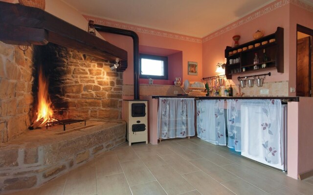 Nice Home in Gracisce With 6 Bedrooms, Internet and Outdoor Swimming Pool