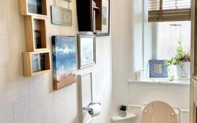 Unique 2-bedroom Coastal Town Retreat