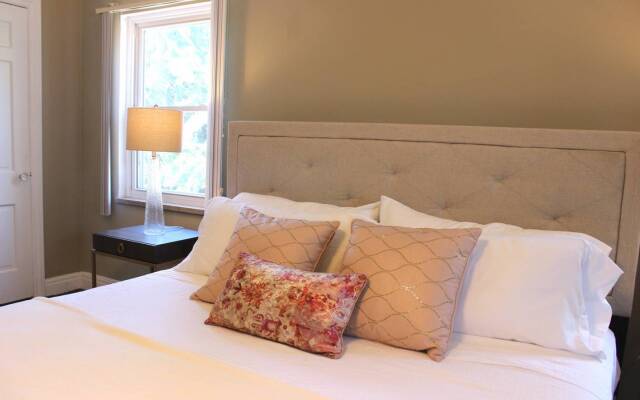 Spacious Luxury home, 5 min to Detroit golf club/ 4 car free parking!