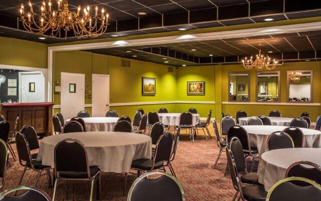 Econo Lodge Inn & Suites