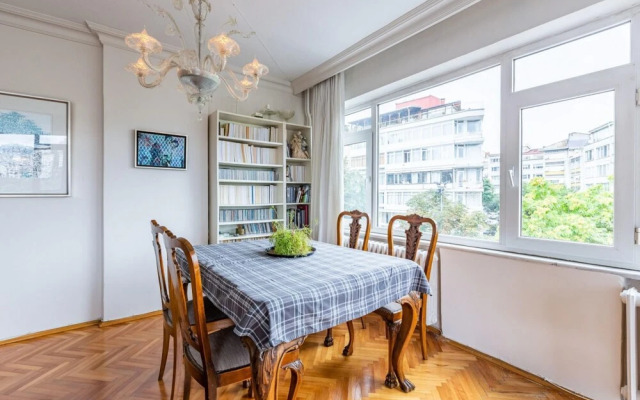 Eclectic and Cenral Flat With City View in Sisli