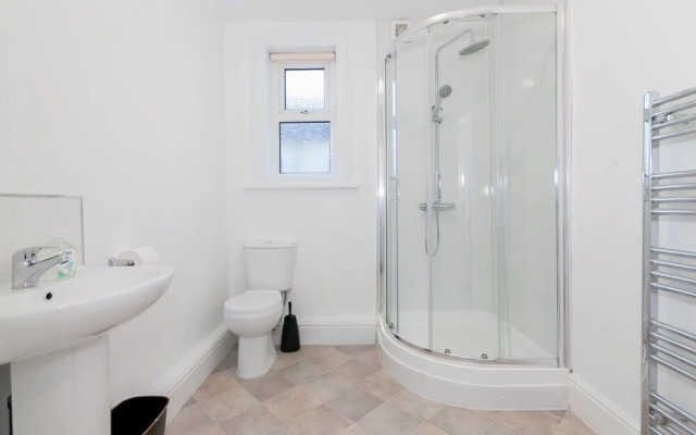 6 Bed House near Manchester
