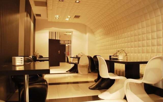 Hotel Black & White