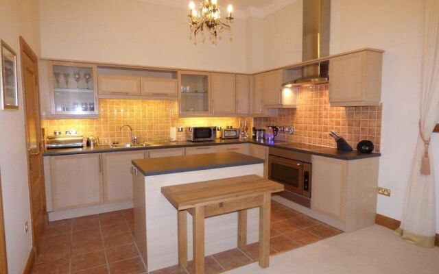 Auchenheglish Lodges - 7 Lomond Castle