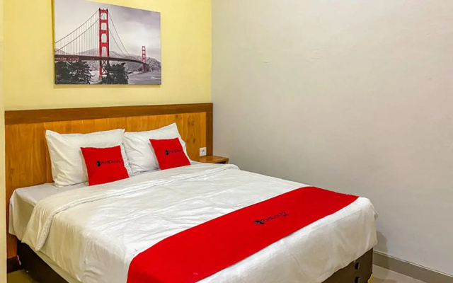 RedDoorz Syariah near Taman Bunga Adipura Sampang