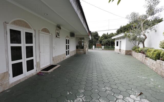 RedDoorz Plus near Adisucipto Airport 2