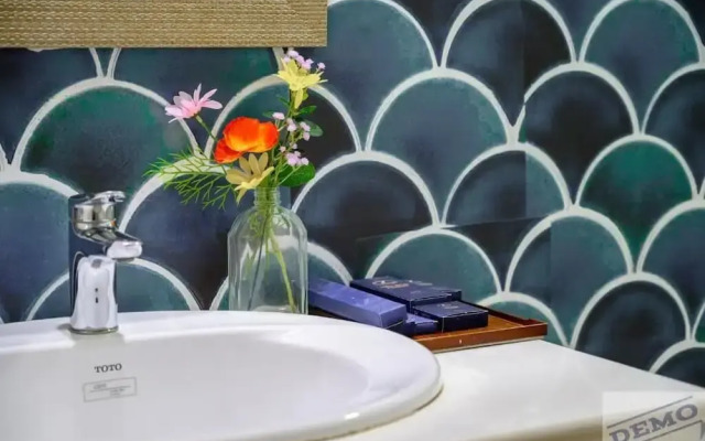 Luxe Paradise Suites Dich Vong Hau