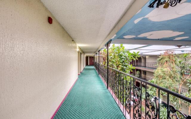OYO Townhouse Tulsa Woodland Hills