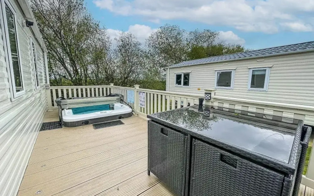 Caravansleeps6-hottub-garden-waterwonderland